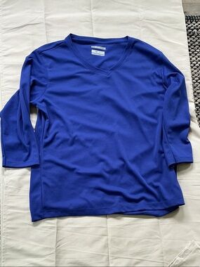 Woman’s Columbia ' V-Neck Long Sleeve Top - Blue